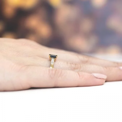 Złoty pierścionek zaręczynowy z szafirem 0,60ct. i diamentami próby 585